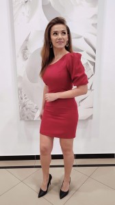 Wieczorowa sukienka na jedno ramię z bufiastym rękawem bordo