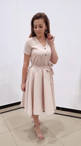 Sukienka z guzikami i dekoltem w serek beżowa