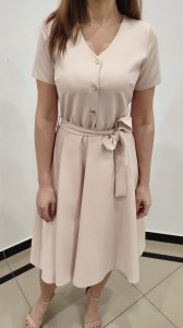 Sukienka z guzikami i dekoltem w serek beżowa