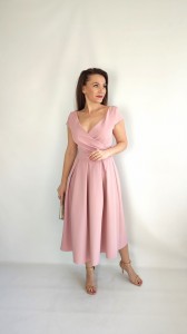 Rozkloszowana sukienka midi z kopertowym dekoltem pudrowy róż