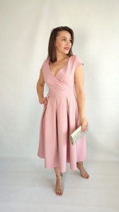 Rozkloszowana sukienka midi z kopertowym dekoltem pudrowy róż