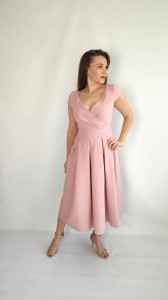 Rozkloszowana sukienka midi z kopertowym dekoltem pudrowy róż