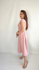 Rozkloszowana sukienka midi z kopertowym dekoltem pudrowy róż