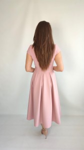 Rozkloszowana sukienka midi z kopertowym dekoltem pudrowy róż