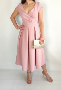Rozkloszowana sukienka midi z kopertowym dekoltem pudrowy róż