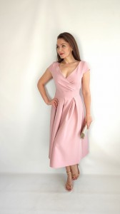 Rozkloszowana sukienka midi z kopertowym dekoltem pudrowy róż