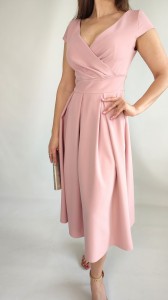 Rozkloszowana sukienka midi z kopertowym dekoltem pudrowy róż