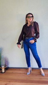 Bluzka w serek z falbanką przy dekolcie z długim rękawem czekoladowa