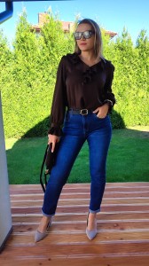 Bluzka w serek z falbanką przy dekolcie z długim rękawem czekoladowa