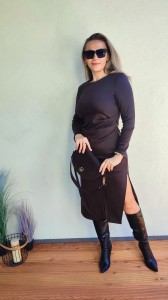 Sukienka dzianinowa midi z rozcięciem i zakładkami czekoladowa