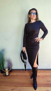 Sukienka dzianinowa midi z rozcięciem i zakładkami czekoladowa