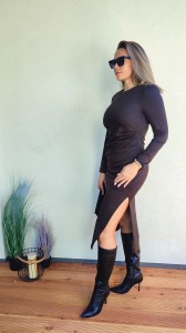 Sukienka dzianinowa midi z rozcięciem i zakładkami czekoladowa