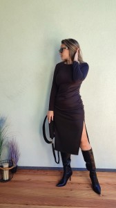 Sukienka dzianinowa midi z rozcięciem i zakładkami czekoladowa