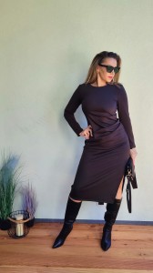 Sukienka dzianinowa midi z rozcięciem i zakładkami czekoladowa