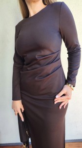 Sukienka dzianinowa midi z rozcięciem i zakładkami czekoladowa