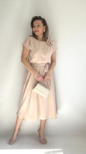 Rozkloszowana sukienka midi z różą beżowa