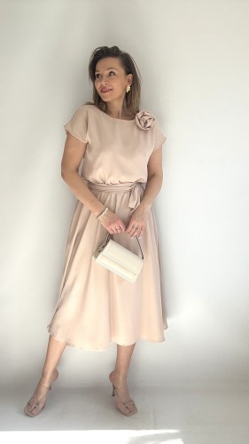 Rozkloszowana sukienka midi z różą beżowa