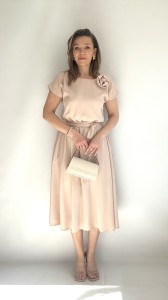 Rozkloszowana sukienka midi z różą beżowa