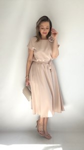 Rozkloszowana sukienka midi z różą beżowa