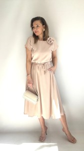 Rozkloszowana sukienka midi z różą beżowa