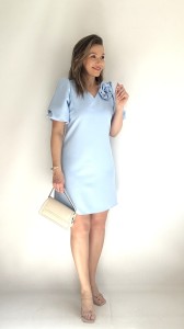 Sukienka trapez z bufiastym rękawem i różą błękitna