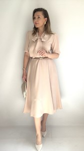 Sukienka rozkloszowana midi z krawatem na komunię chrzciny beżowa