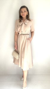 Sukienka rozkloszowana midi z krawatem na komunię chrzciny beżowa