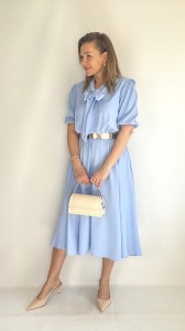 Sukienka rozkloszowana midi z krawatem na komunię chrzciny błękitna