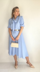 Sukienka rozkloszowana midi z krawatem na komunię chrzciny błękitna