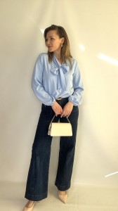 Bluzka z wiązaniem przy dekolcie błękitna