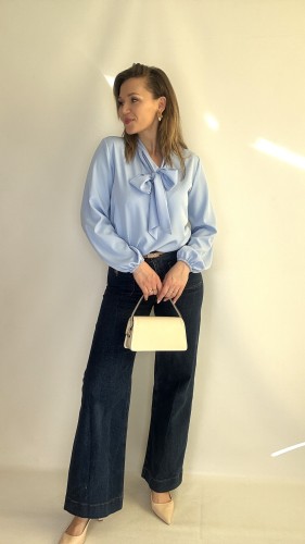 Bluzka z wiązaniem przy dekolcie błękitna