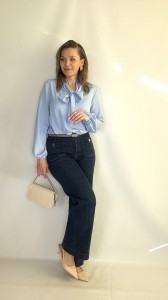 Bluzka z wiązaniem przy dekolcie błękitna