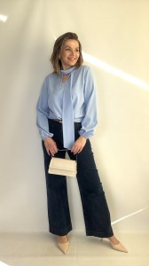 Bluzka z wiązaniem przy dekolcie błękitna