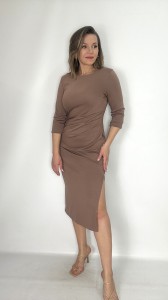 Sukienka dzianinowa midi z rozcięciem i zakładkami carmelowa