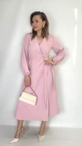 Elegancka Sukienka midi kopertowa z wiązaniem puder róż