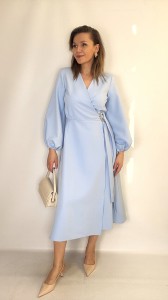 Elegancka Sukienka midi kopertowa z wiązaniem błękit