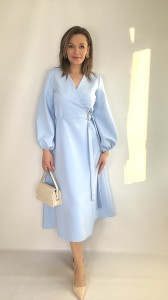 Elegancka Sukienka midi kopertowa z wiązaniem błękit