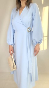 Elegancka Sukienka midi kopertowa z wiązaniem błękit