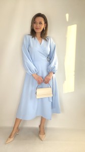 Elegancka Sukienka midi kopertowa z wiązaniem błękit