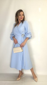 Elegancka Sukienka midi kopertowa z wiązaniem błękit